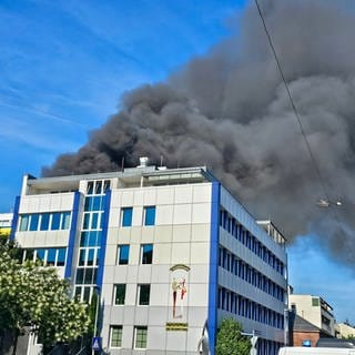 Schwarzer Rauch steigt über einem Gebäude in der Pforzheimer Innenstadt auf