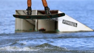 Symbolbild: Ein Mensch steht auf einem Wakeboard. In Rheinmünster im Kreis Rastatt ist eine Wakeboarding verletzt worden.