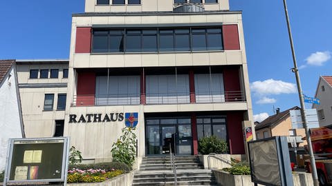 Das Rathaus in der Gemeinde Hambrücken, in der sich der Flüchtling mit einem Messer verletzte.