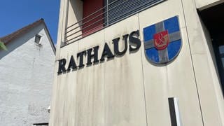 Das Rathaus in der Gemeinde Hambrücken, in der sich der Flüchtling mit einem Messer verletzte.