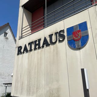 Das Rathaus in der Gemeinde Hambrücken, in der sich der Flüchtling mit einem Messer verletzte.