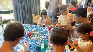 Basteln, Malen, Tanzen - volles Programm bei der inklusiven Ferienfreizeit für Kinder in Rastatt.