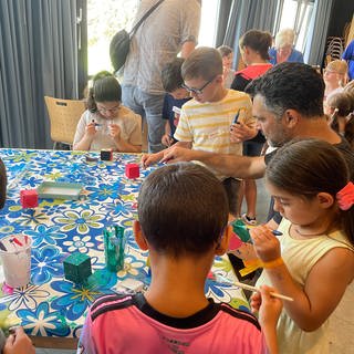 Basteln, Malen, Tanzen - volles Programm bei der inklusiven Ferienfreizeit für Kinder in Rastatt.