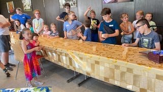 Gruppenspiel mit Holzklötzchen - volles Programm bei der inklusiven Ferienfreizeit für Kinder in Rastatt.