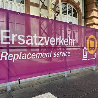 Bahnhof Baden-Baden: Hinweis zum Ersatzverkehr wegen Sperrung der Rheintalbahn.