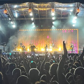 Musiker Herbert Grönemeyer steht in Karlsuhe bei seinem Konzert auf der Bühne