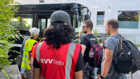 Die Rheintalbahn ist gesperrt. Zwischen Rastatt und Baden-Baden fahren keine Züge. Reisende müssen auf Busse umsteigen.