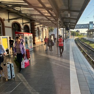 Die Rheintalbahn ist gesperrt. Zwischen Rastatt und Baden-Baden fahren keine Züge. Reisende müssen auf Busse umsteigen.