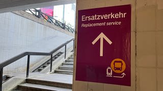 Am Bahnhof in Rastatt fahren aktuell wegen Bauarbeiten keine Züge nach Baden-Baden. Es gibt einen Ersatzverkehr mit Bussen.