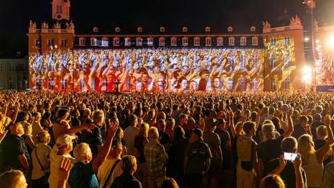 40.000 sahen Herbert Grönemeyer zur Eröffnung der Kalrsruher Schlosslichtspiele 2024