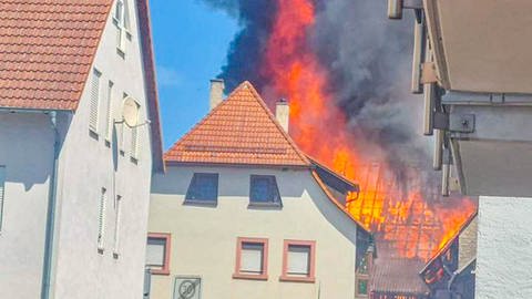 In Walzbachtal-Wössingen im Kreis Karlsruhe haben mehrere Scheunen und Wohnhäuser gebrannt. Der Schaden wird auf rund zwei bis drei Millionen Euro geschätzt.