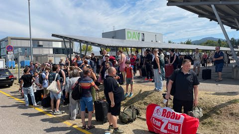 Chaos im SEV: Wartende Reisende am Bahnhof Baden-Baden