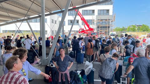 Chaos am Bahnhof Baden-Baden: Unter Metalldächern suchen die Reisenden Schutz vor der Sonne.