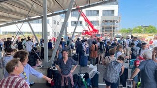 Chaos am Bahnhof Baden-Baden: Unter Metalldächern suchen die Reisenden Schutz vor der Sonne.