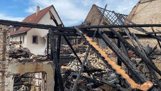 Das Ausmaß des Großbrandes in Walzbachtal-Wössingen im Kreis Karlsruhe. Mehrere Scheunen auf einem landwirtschaftlichen Hof sind komplett zerstört.