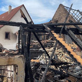 Das Ausmaß des Großbrandes in Walzbachtal-Wössingen im Kreis Karlsruhe. Mehrere Scheunen auf einem landwirtschaftlichen Hof sind komplett zerstört.