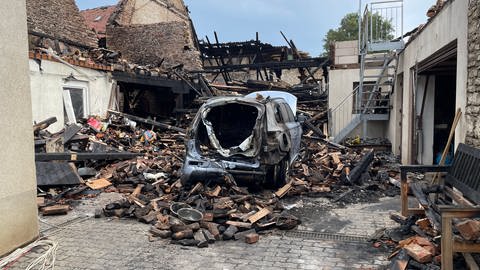 Der Blick in den zerstörten Innenhof des landwirtschaftlichen Betriebs in Walzbachtal-Wössingen. Der Großbrand hat hier eine riesige Zerstörung angerichtet.