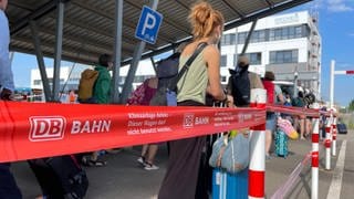 Reisende am Bahnhof in Baden-Baden stehen Schlange, um mit dem Schienenersatzverkehr weiterzufahren.