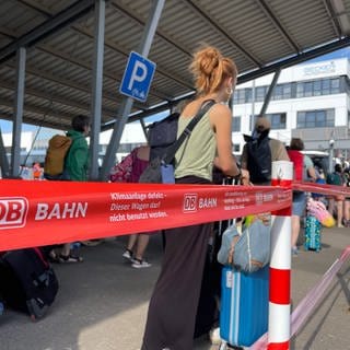 Reisende am Bahnhof in Baden-Baden stehen Schlange, um mit dem Schienenersatzverkehr weiterzufahren.