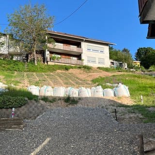 Nach dem Erdrutsch Ende Mai in Gaggenau-Michelbach wurde der Hang gesichert und die geräumten Häuser sind wieder bewohnt.