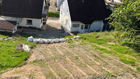 Hang von oben mit Häusern im Hintergrund - Nach dem Erdrutsch in Gaggenau im Stadtteil Michelbach Ende Mai wurde das Loch im Hang verfüllt.