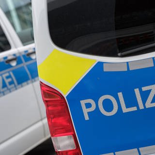 (Symbolbild): Polizeiwagen im Einsatz, Einsatzkräfte sind nach einem Unfall auf der B10Südtangente in Karlsruhe im Einsatz