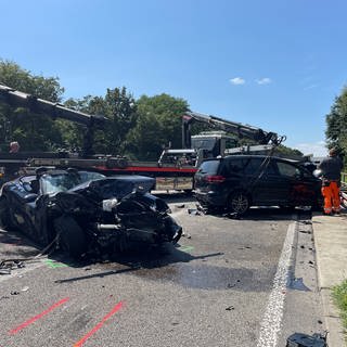 Einsatzkräfte sind nach einem Unfall auf der B10Südtangente in Karlsruhe im Einsatz