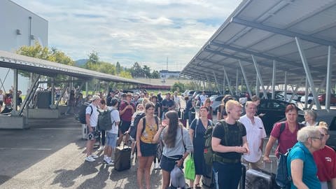 Auch am Mittwoch, dem 14.08.2024, gibt es noch immer Probleme mit dem Schienenersatzverkehr der Deutschen Bahn in Baden-Baden.