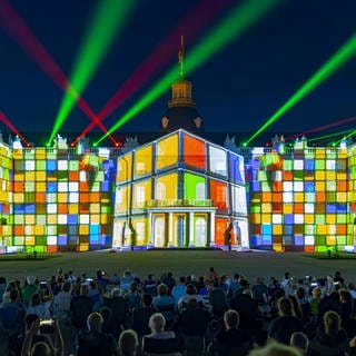 Schlosslichtspiele an der Fassade des Schlosses in Karlsruhe