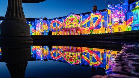 In den vergangenen Jahren haben sich die Schlosslichtspiele in Karlsruhe im Sommer zum Besuchermagnet entwickelt.