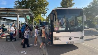 Schienenersatzverkehr vor dem Bahnhof Baden-Baden