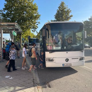 Schienenersatzverkehr vor dem Bahnhof Baden-Baden