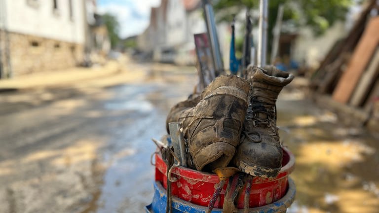 In Heidelsheim bei Bruchsal wird nach dem Hochwasser aufgeräumt.