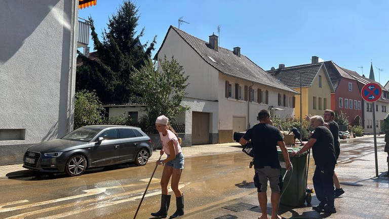 In Heidelsheim bei Bruchsal wird nach dem Hochwasser aufgeräumt.