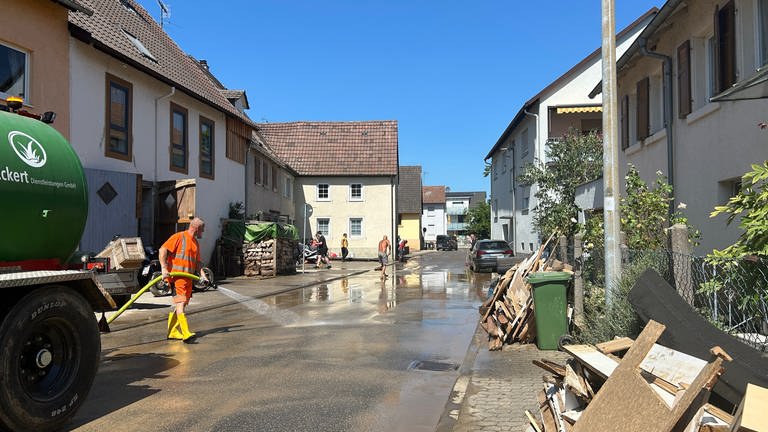 In Heidelsheim bei Bruchsal wird nach dem Hochwasser aufgeräumt.