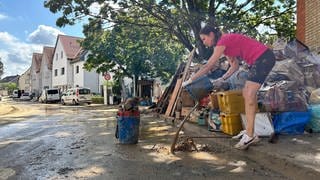 In Heidelsheim bei Bruchsal wird nach dem Hochwasser aufgeräumt.