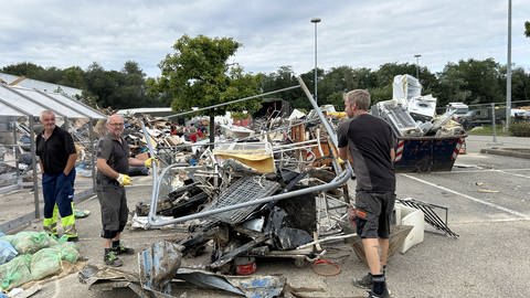 In Bruchsal werden große Mengen von Sperrmüll sortiert und abtransportiert