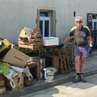 Rolf Rentz beim Aufräumen vor seinem Haus in Gondelsheim