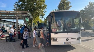 Schienenersatzverkehr vor dem Bahnhof Baden-Baden