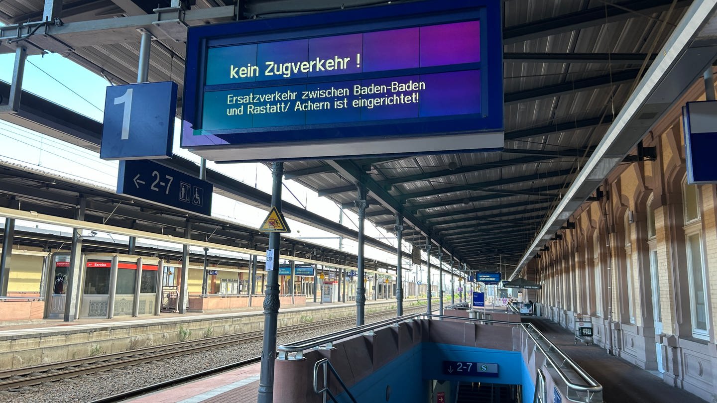 Ein leerer Bahnsteig am Bahnhof Baden-Baden. Auf der Anzeigetafel steht: 