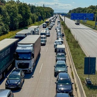 Kilometerlanger Stau nach drei Unfällen auf der A5 zwischen Bruchsal und Kronau