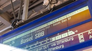 Eine Anzeigetafel am Bahnhof weist auf den Schienenersatzverkehr (SEV) der Rheintalbahn hin. Die Züge des Fernverkehres fahren ab Freitagabend wieder.