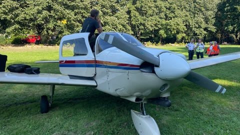 Flugzeug in Baden-Baden auf der Klosterwiese notgelandet