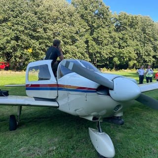 Flugzeug in Baden-Baden auf der Klosterwiese notgelandet