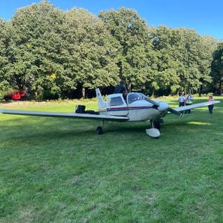 Flugzeug in Baden-Baden auf der Klosterwiese notgelandet