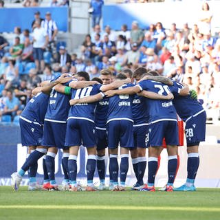 Mannschaft des KSC steht im Kreis