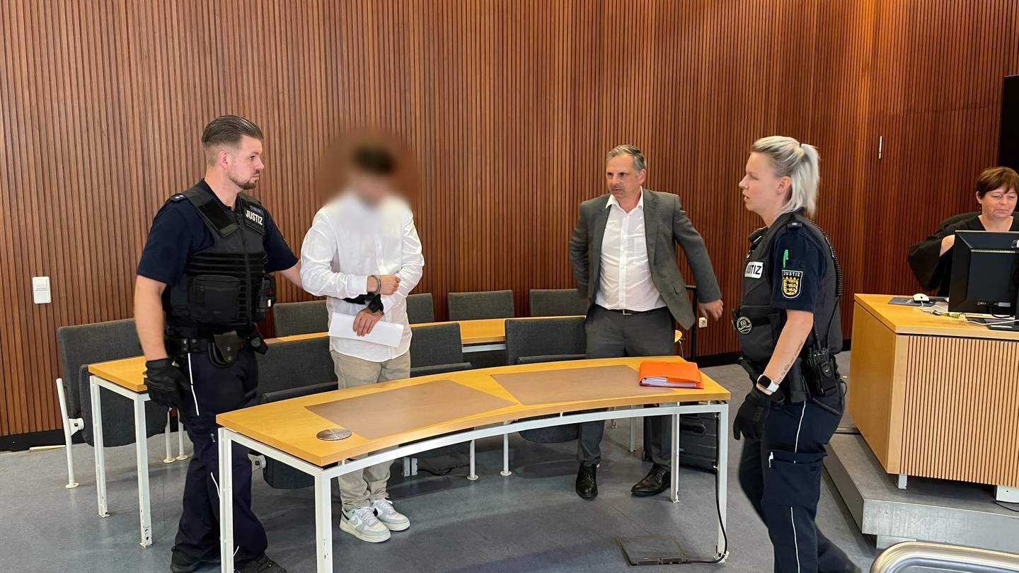 Angeklagter im Gerichtssaal im Amtsgericht in Karlsruhe. Zwei Männer haben sich als falsche Polizisten ausgegeben. Dem Angeklagten wird bandenmäßiger Betrug vorgeworfen.