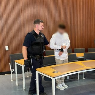 Angeklagter im Gerichtssaal im Amtsgericht in Karlsruhe. Zwei Männer haben sich als falsche Polizisten ausgegeben. Dem Angeklagten wird bandenmäßiger Betrug vorgeworfen.