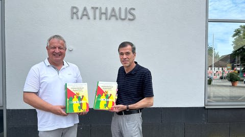 Bürgermeister Karsten Mußler, links im Bild und Uwe Ridinger, Stadtarchivar in Kuppenheim