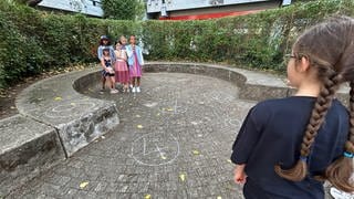 Toben statt nur Herumsitzen: Die Kinder lernen beim Mathe Sommer an der PH in Karlsruhe mit Spielen die Zahlen kennen.